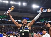 海星TV-关于字母哥在切尔西比赛中惊险取胜，问鼎冠军引发热议！的信息