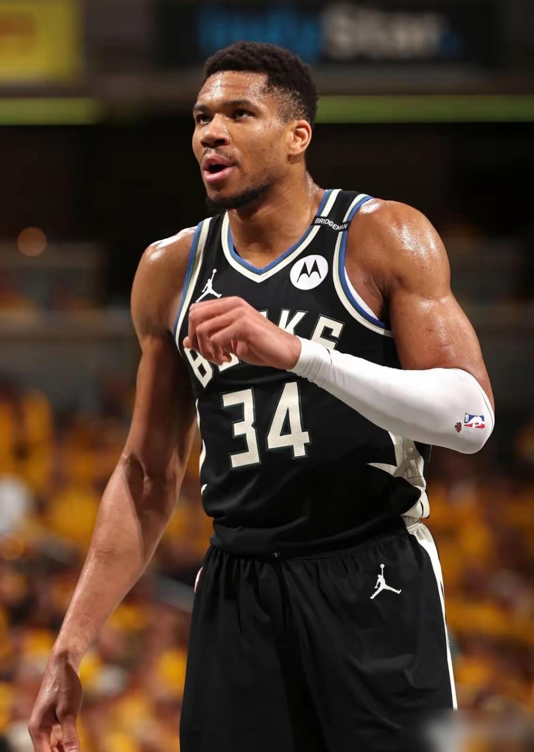  表现优异首场状态出色，瑞士队观众沸腾！，字母哥重返赛场观众掌声雷动