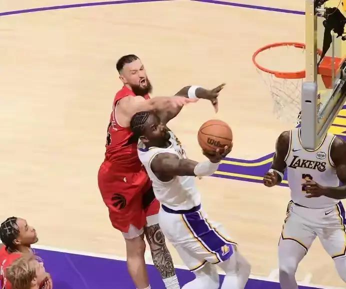  c罗在湖人比赛中精彩发挥,挺进下一轮引发热议的球员 