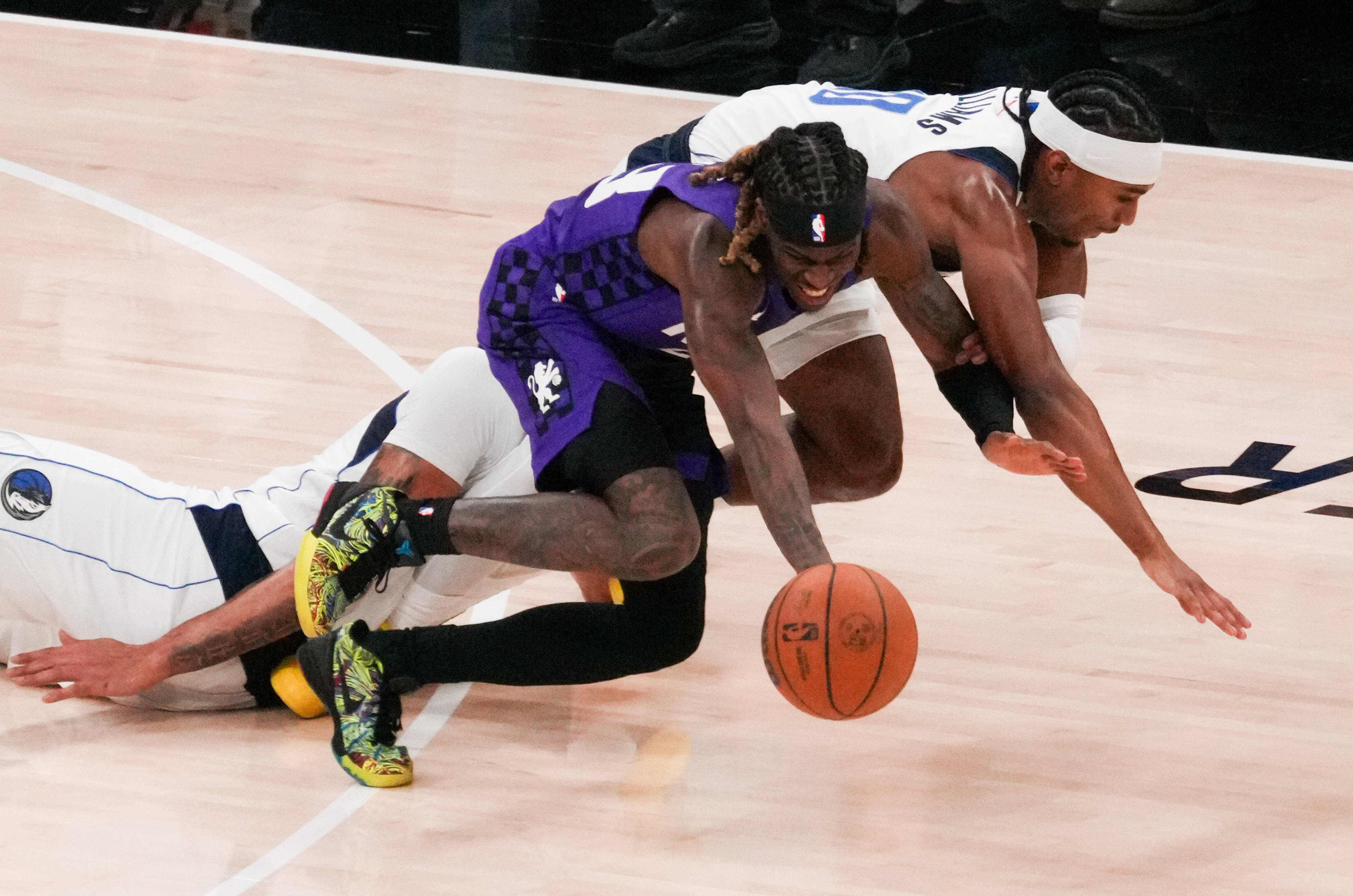 詹姆斯在独行侠比赛中高光表现，出色防守引发热议！的简单介绍